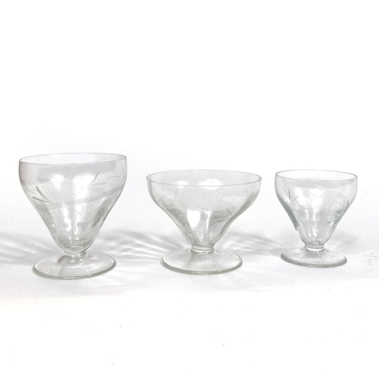 Partie de SERVICE DE VERRES gravés de fleurettes comprenant : - - 12 VERRES A E…