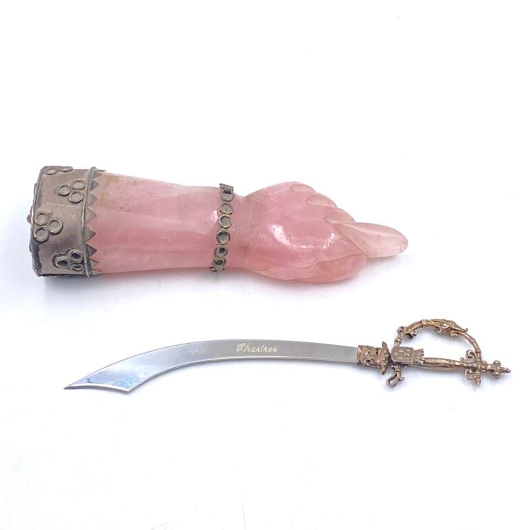 Pendentif main en quartz rose à monture métallique. - H : 13 cm - On joint : -…