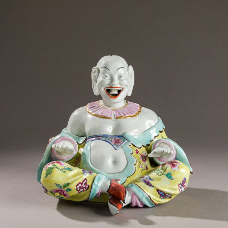 Personnage en porcelaine émaillée polychrome tirant la langue - Hauteur : 28 cm…