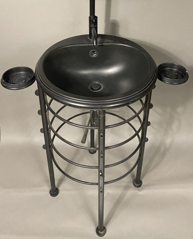 Philippe STARCK (1949) pour Raspel - Lavabo modèle "Lola Herburg" comprenant un…