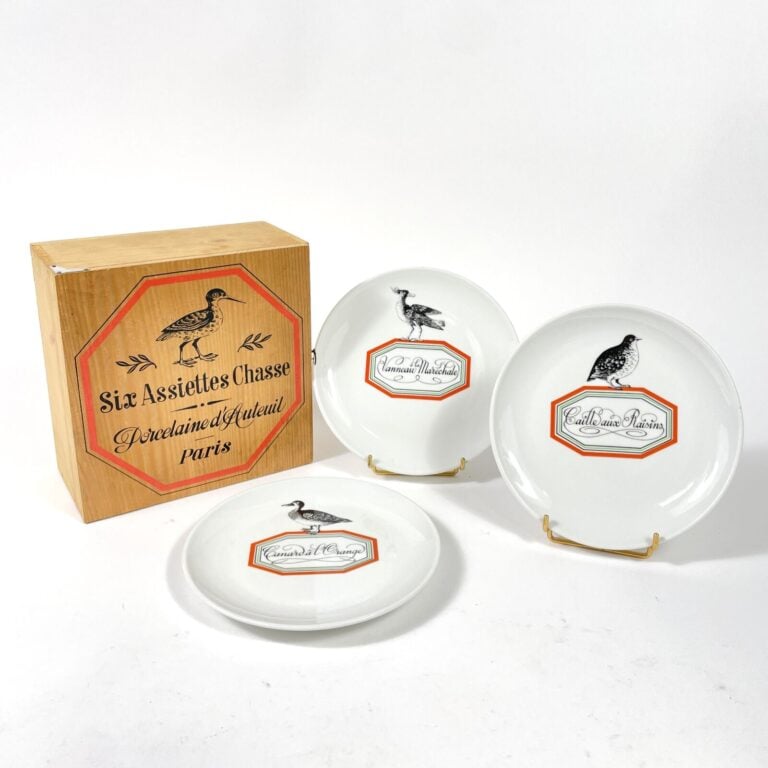 PORCELAINE D'AUTEUIL - Série de 6 ASSIETTES "Chasse" - Diamètre : 19 cm - - Lot…