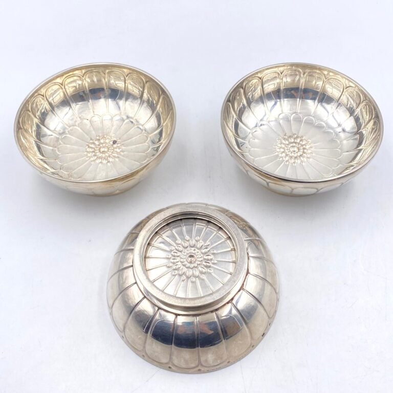 PUIFORCAT - Une COUPELLE en argent (950 millièmes) à motif floral. Signée en to…