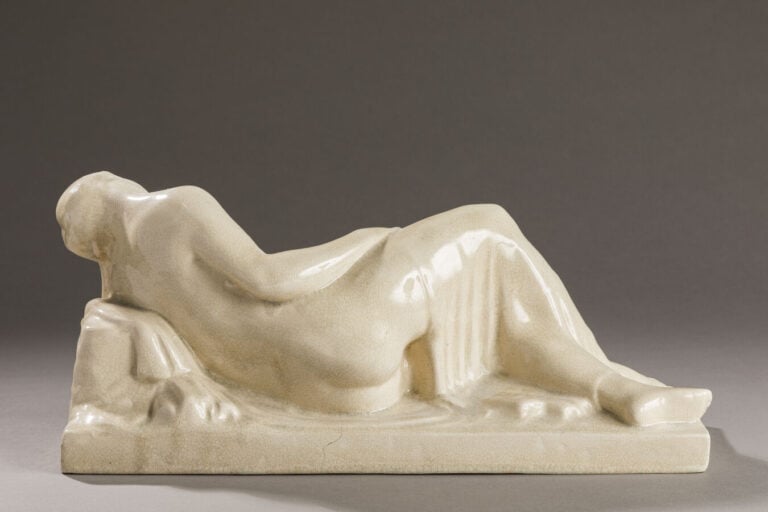 Raoul LAMOURDEDIEU (1877-1953) d'après - Femme allongée - Céramique - Longueur …