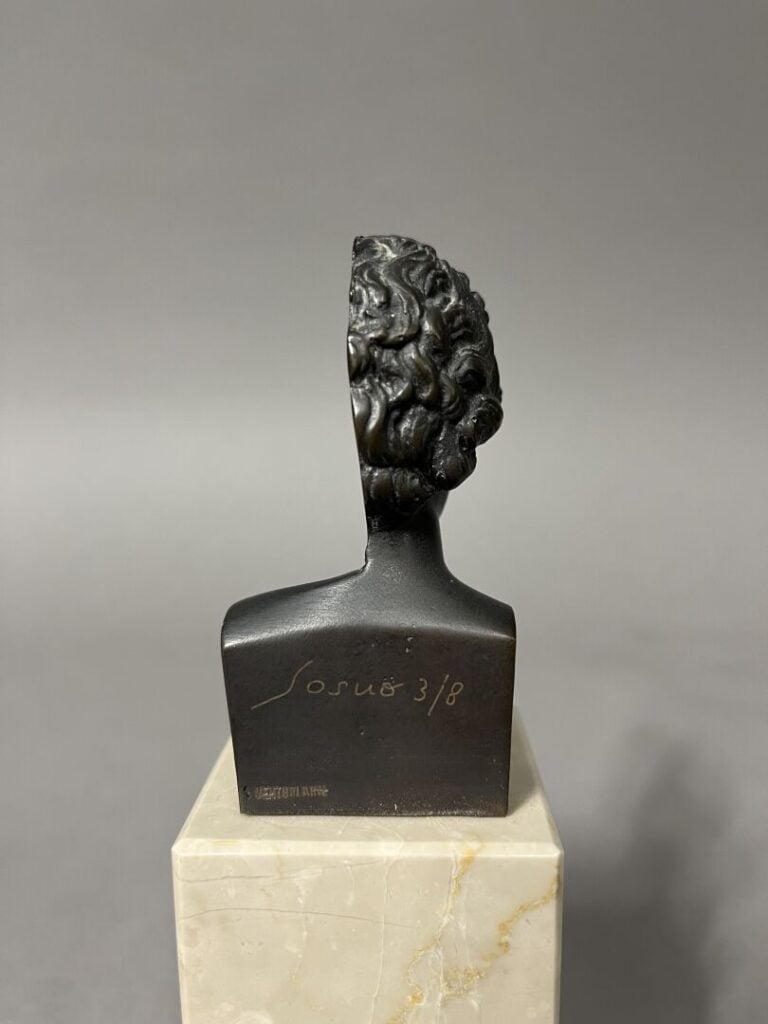 Sacha SOSNO (1937-2013) - Tête oblitérée - Sujet en bronze patiné posant sur un…