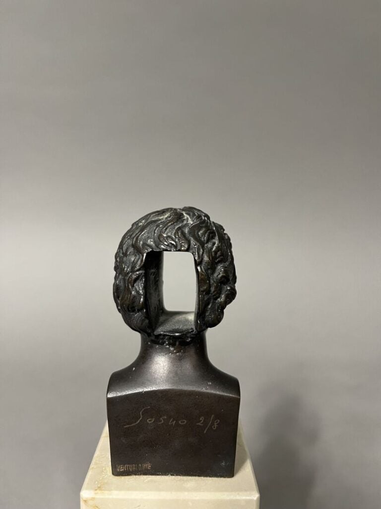 Sacha SOSNO (1937-2013) - Tête oblitérée - Sujet en bronze patiné posant sur un…