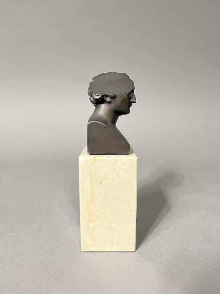 Sacha SOSNO (1937-2013) - Tête oblitérée - Sujet en bronze patiné posant sur un…
