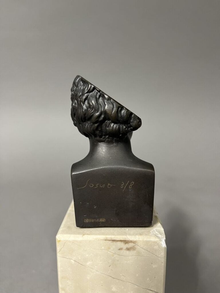 Sacha SOSNO (1937-2013) - Tête oblitérée - Sujet en bronze patiné posant sur un…