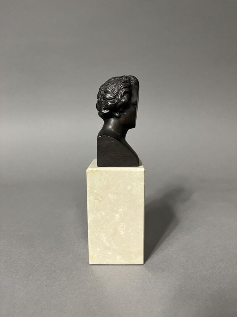 Sacha SOSNO (1937-2013) - Tête oblitérée - Sujet en bronze patiné posant sur un…