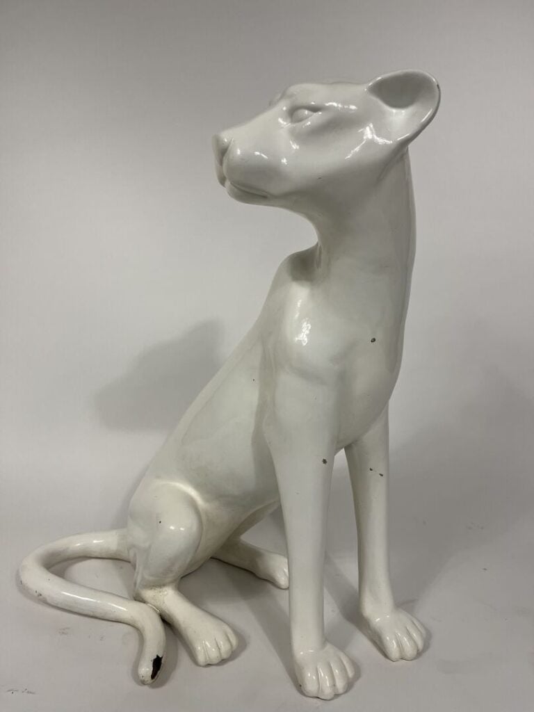 Sculpture de jardin en composition laqué blanc figurant une panthère assise la…