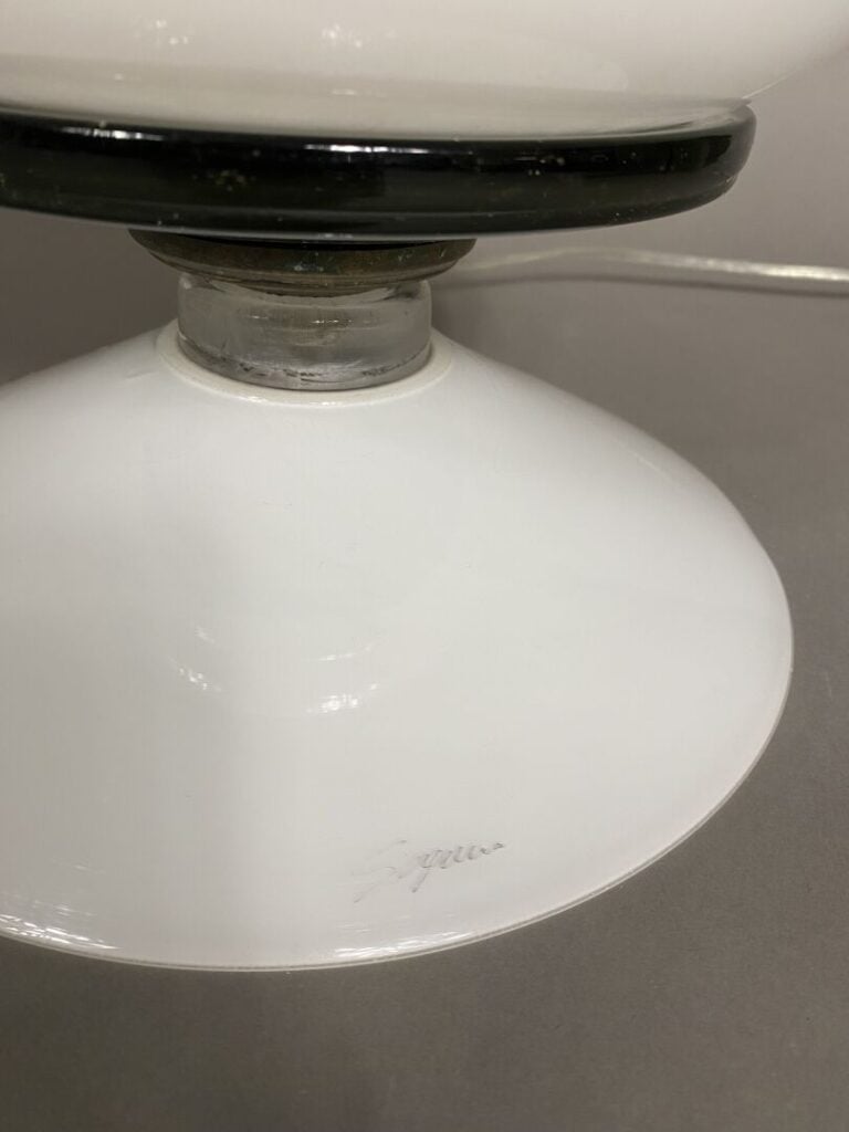 SEGUSO à Murano - Lampe en verre opalin et verre fumé formant une large tulipe…