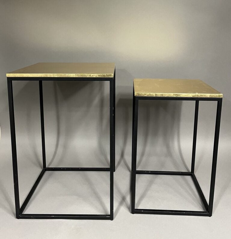 Suite de deux tables gigognes de forme carrée en métal noir et plateau laqué do…