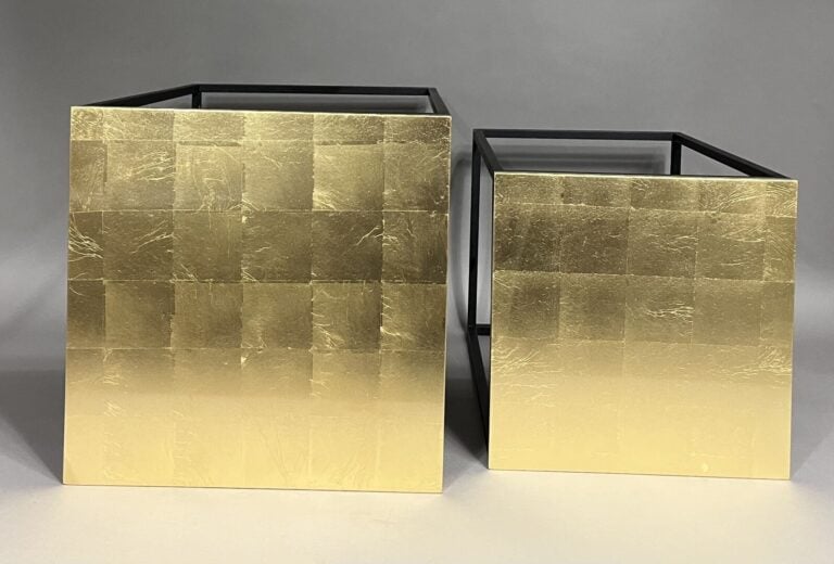 Suite de deux tables gigognes de forme carrée en métal noir et plateau laqué do…