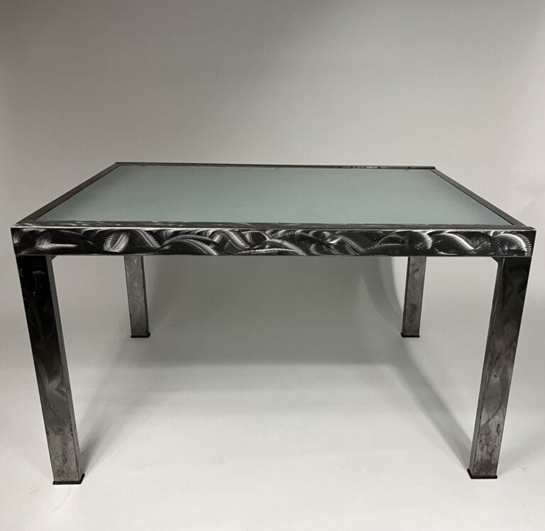 Table rectangulaire en acier brossé et plateau de verre sablé, d'après un modèl…