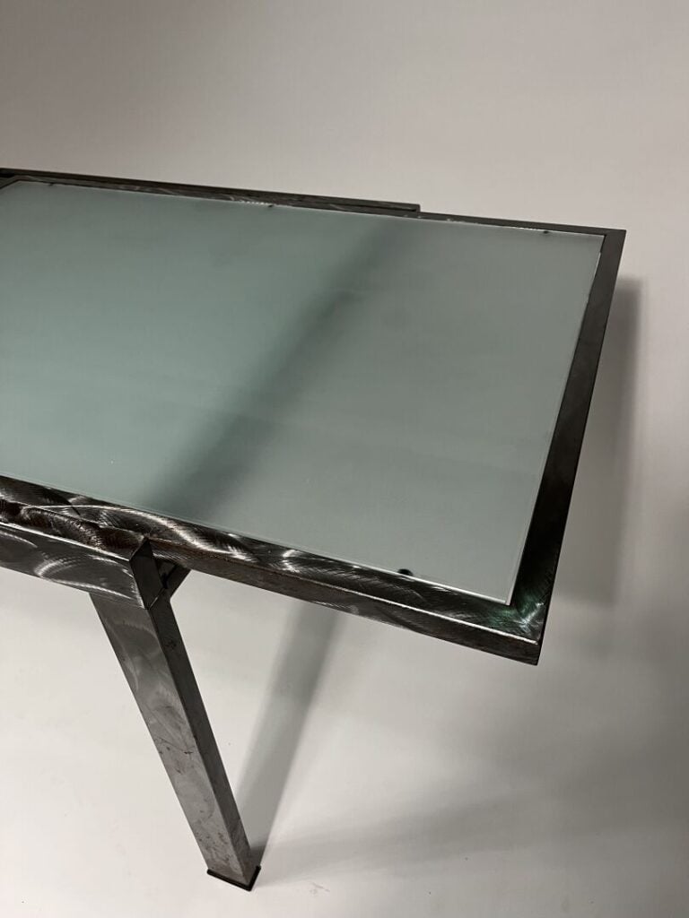 Table rectangulaire en acier brossé et plateau de verre sablé, d'après un modèl…