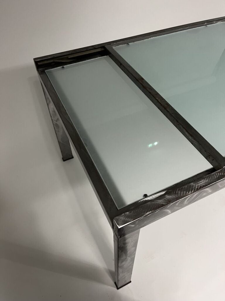 Table rectangulaire en acier brossé et plateau de verre sablé, d'après un modèl…