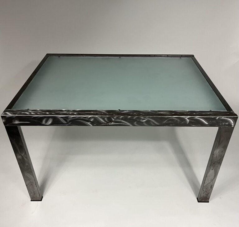 Table rectangulaire en acier brossé et plateau de verre sablé, d'après un modèl…