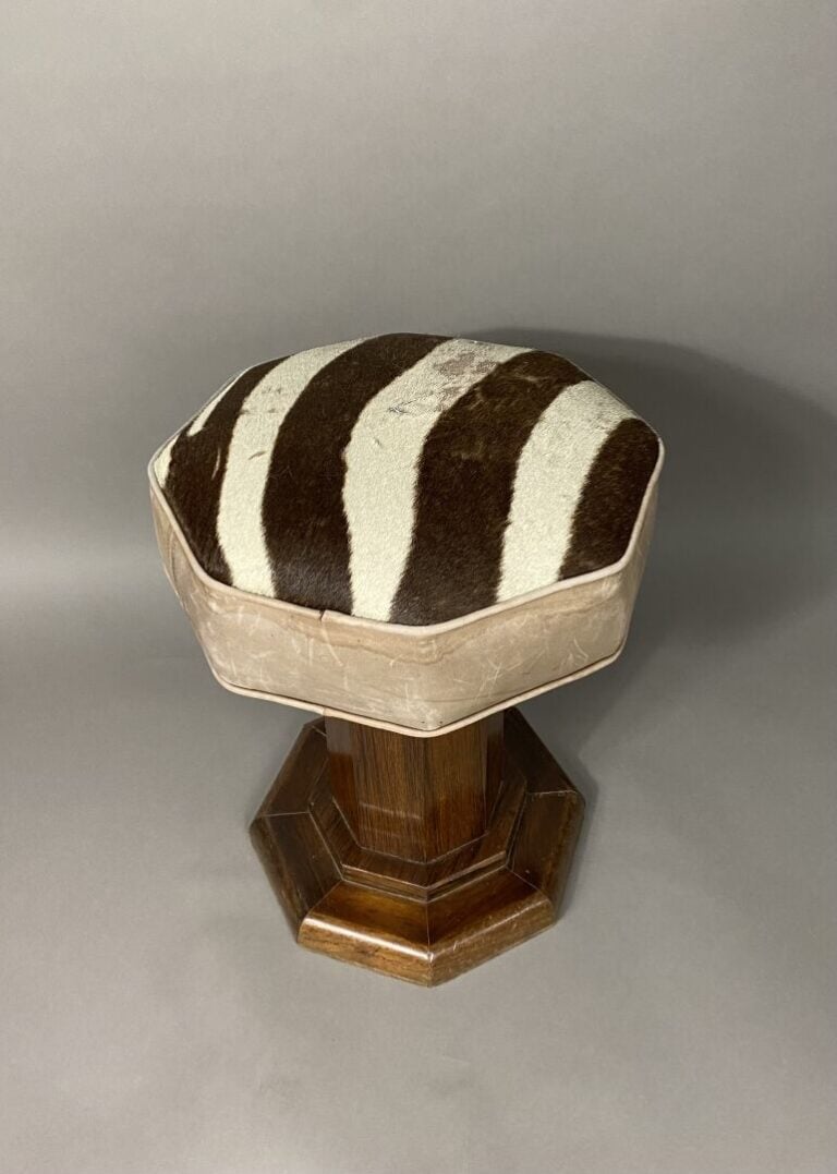 Tabouret en bois de placage, assise imitant la peau de zèbre brun - Style Art D…