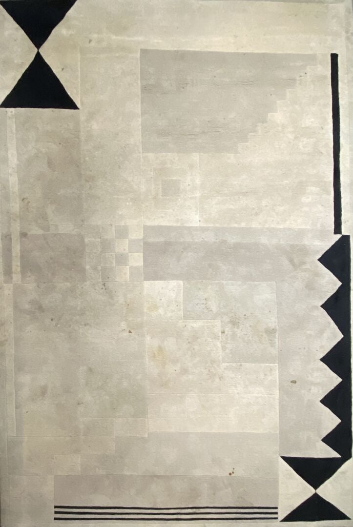 Tapis rectangulaire en laine à décor de motifs géométriques dans les tons noirs…