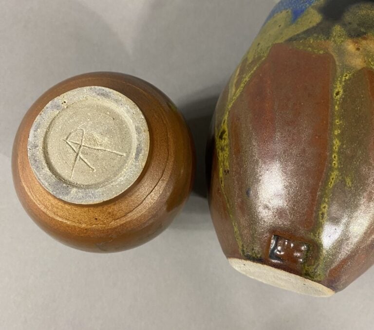 Travail du XXe siècle - Ensemble de deux vases en grès émaillé comprenant un pe…