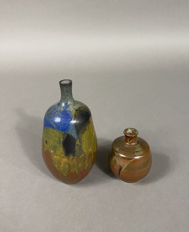 Travail du XXe siècle - Ensemble de deux vases en grès émaillé comprenant un pe…