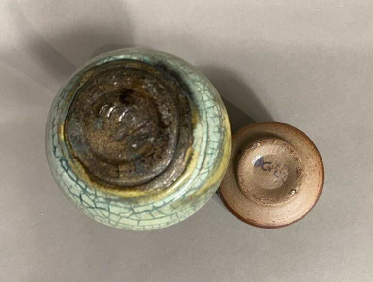 Travail du XXe siècle - Ensemble de deux vases en grès émaillé dans les tons ve…
