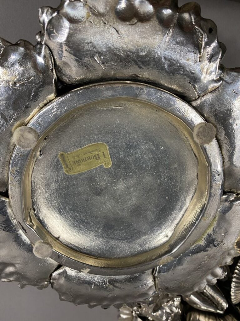 Travail italien - Paire de centre de table en métal argenté figurant coquillage…