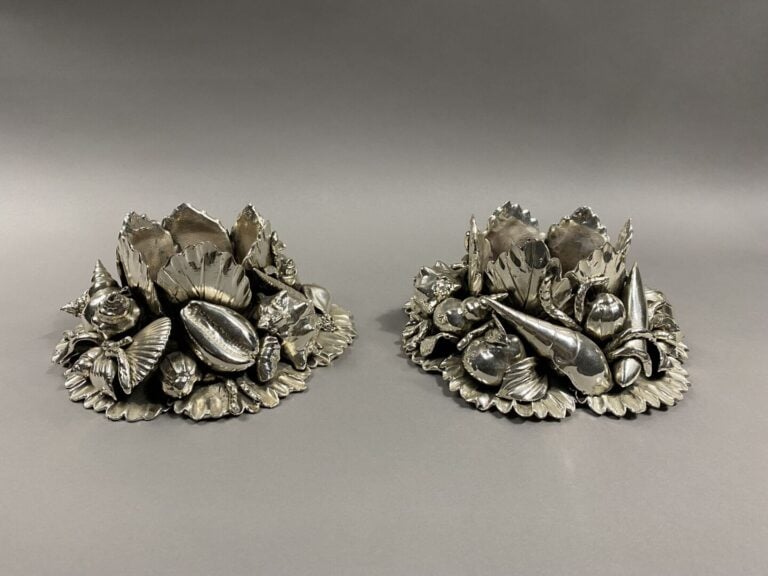Travail italien - Paire de centre de table en métal argenté figurant coquillage…