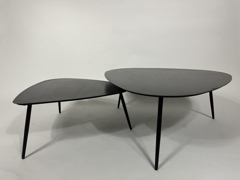 Trois tables dont deux gigognes en métal laqué noir de forme triangulaire - (tr…