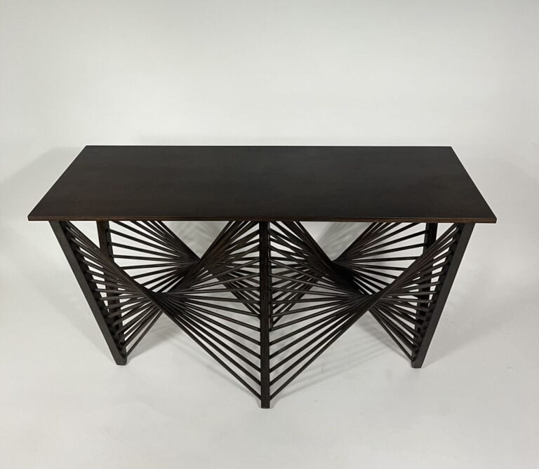 VITO SELMA ? - Table en bois dont le piètement est relié par des entretoises fi…