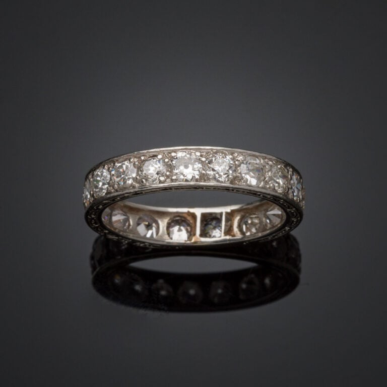 ALLIANCE en platine (950‰) ciselé, pavé de diamants taille brillant. - Travail…