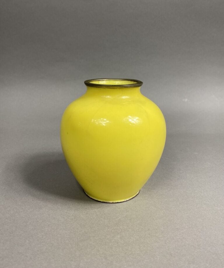 ANDÔ JUBEI (1876-1953) - Petit vase à large panse en émaux cloisonnés à décor d…