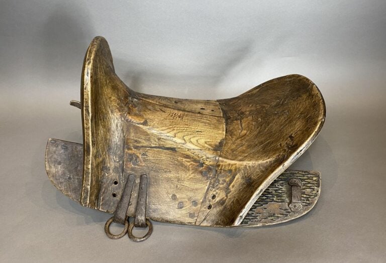 Asie Centrale, Mongolie ? - Selle en bois naturel et ferrure en métal - 31 x 51…