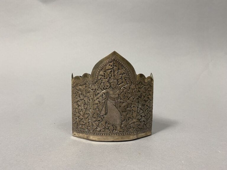 Asie du Sud-Est - Boite de forme rectangulaire en argent (800) et bois à décor…