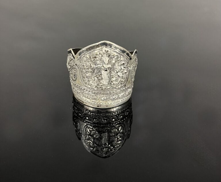 ** Asie du Sud-Est - Ensemble de trois bracelets en argent donc deux manchettes…