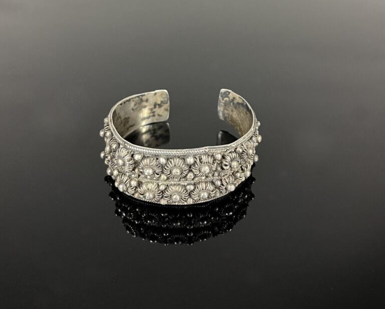 ** Asie du Sud-Est - Ensemble de trois bracelets en argent donc deux manchettes…
