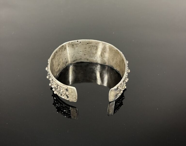 ** Asie du Sud-Est - Ensemble de trois bracelets en argent donc deux manchettes…