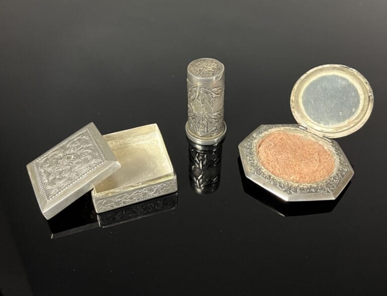 ** Asie du Sud-Est - Ensemble de trois petits objets en argent comprenant un po…