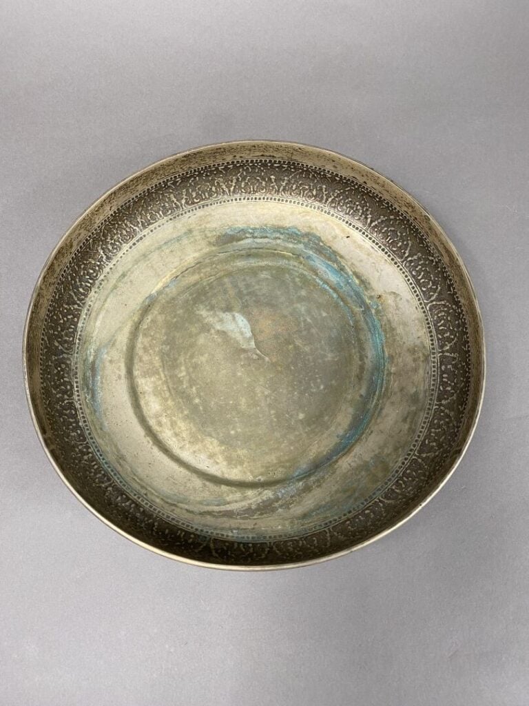 Asie du Sud-Est - Large bol évasé en argent (800) à décor de rinceaux feuillagé…