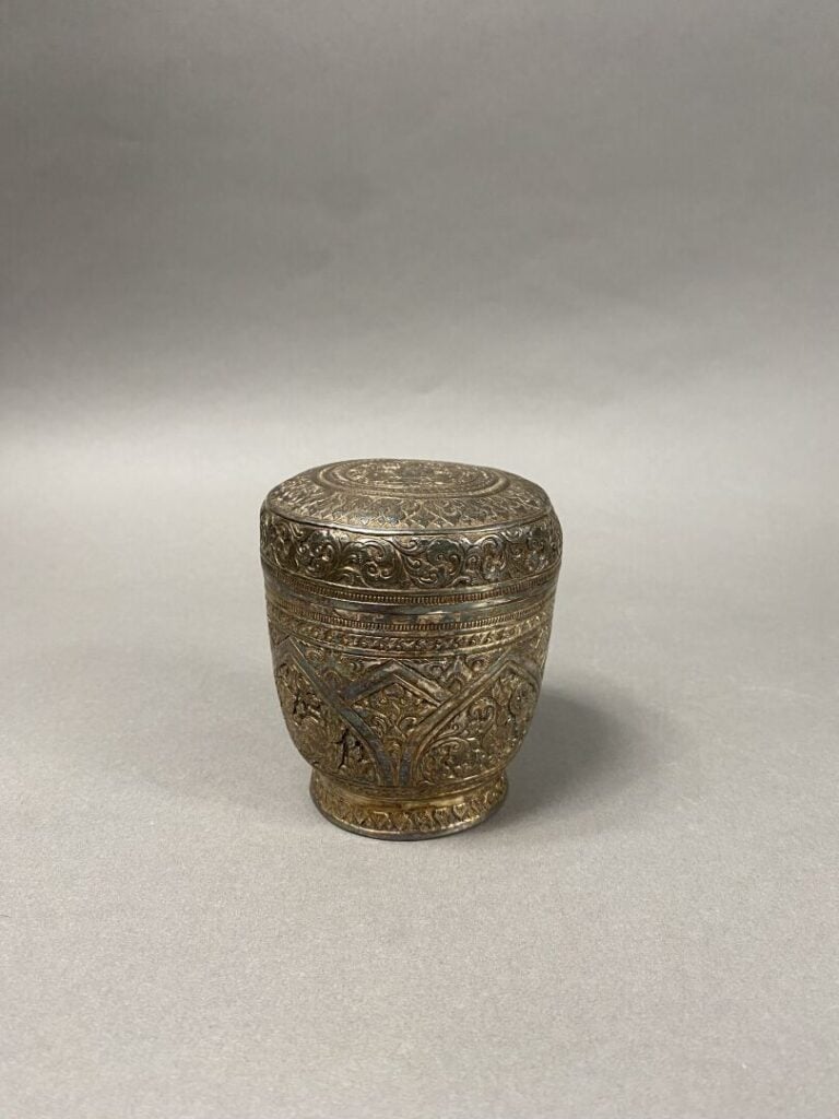 Asie du Sud-Est - Pot couvert en argent (800) à décor au repoussé d'animaux sty…