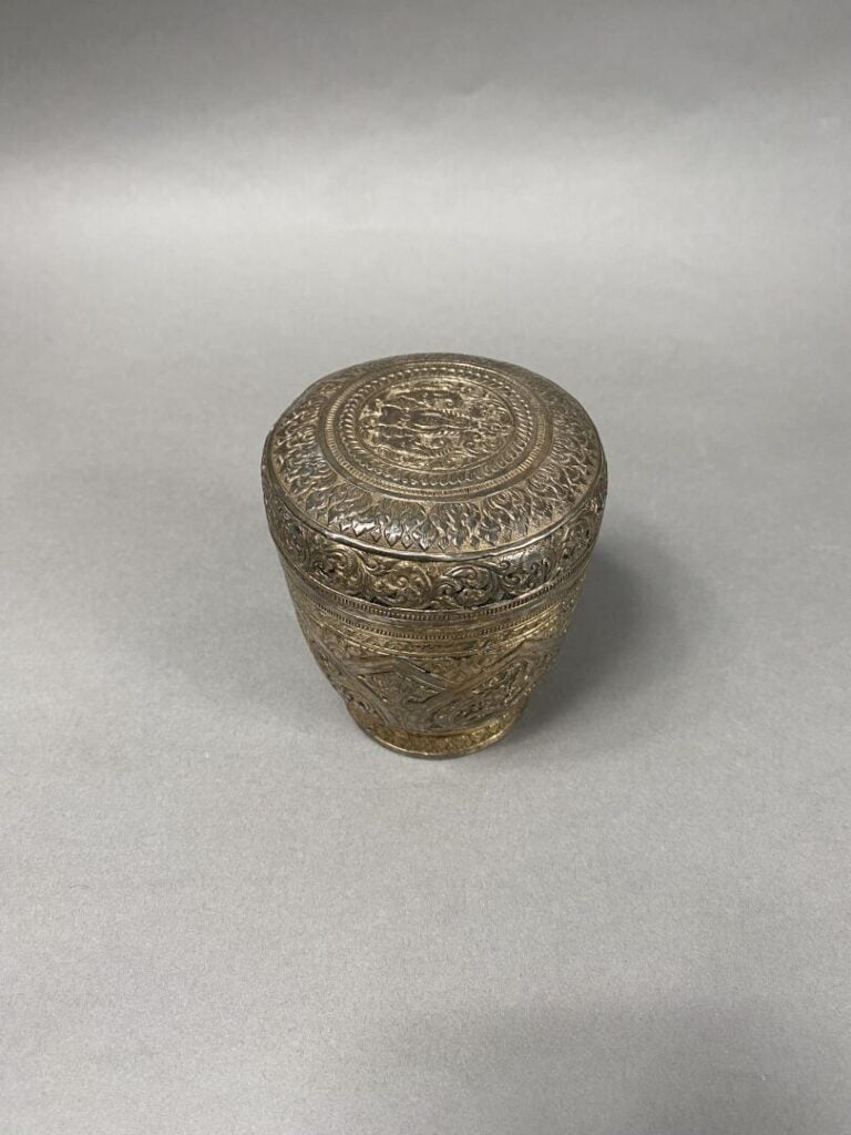 Asie du Sud-Est - Pot couvert en argent (800) à décor au repoussé d'animaux sty…