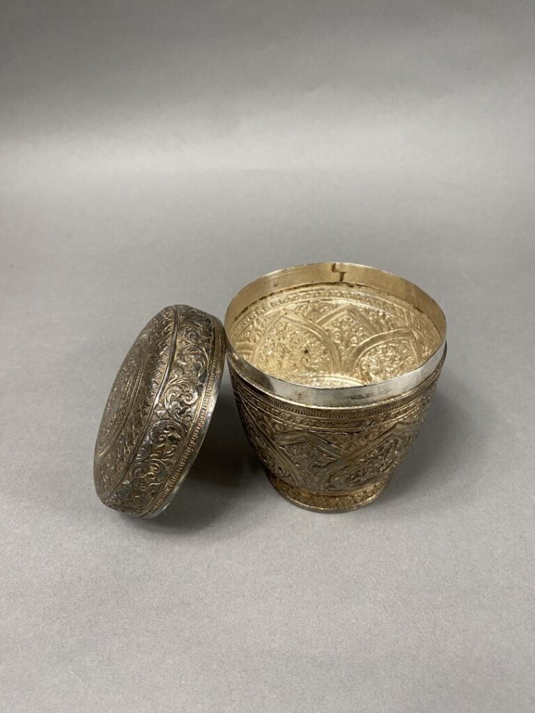Asie du Sud-Est - Pot couvert en argent (800) à décor au repoussé d'animaux sty…