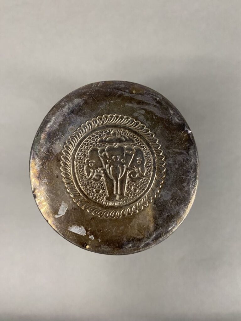 Asie du Sud-Est - Pot couvert en argent (800) à décor au repoussé d'animaux sty…