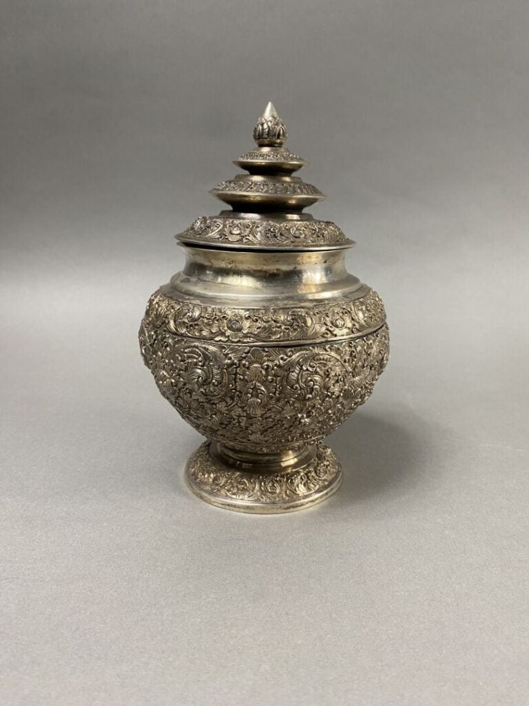 Asie du Sud-Est - Pot couvert en argent (800) à riche décor au repoussé de rinc…