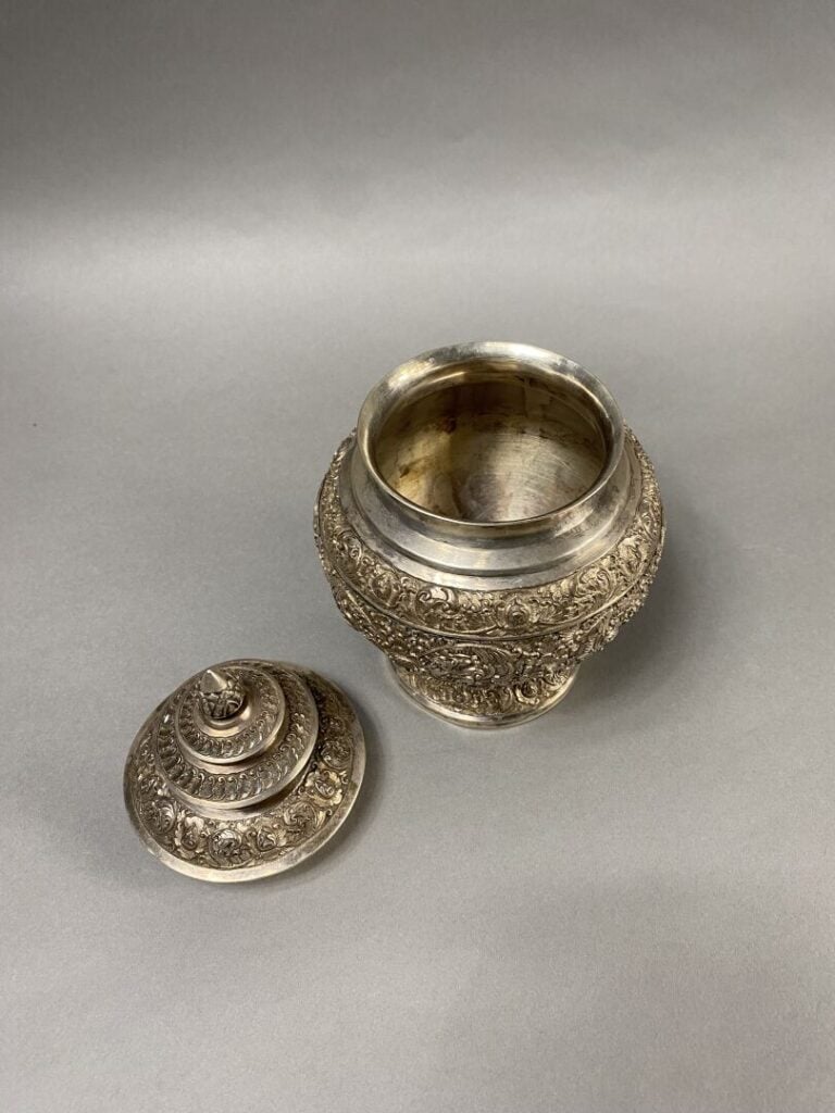 Asie du Sud-Est - Pot couvert en argent (800) à riche décor au repoussé de rinc…