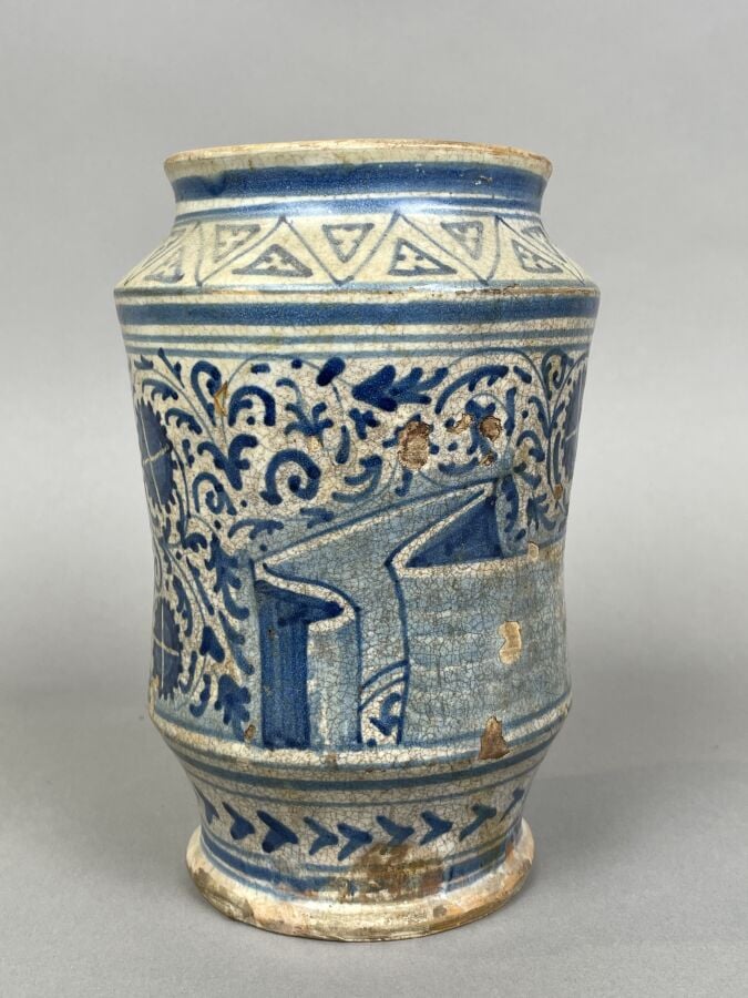 Attribué à FAENZA, Albarello décoré en camaïeu bleu de rinceaux feuillagés, méd…