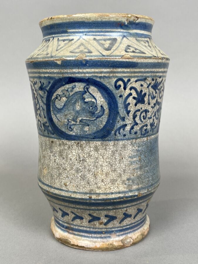Attribué à FAENZA, Albarello décoré en camaïeu bleu de rinceaux feuillagés, méd…