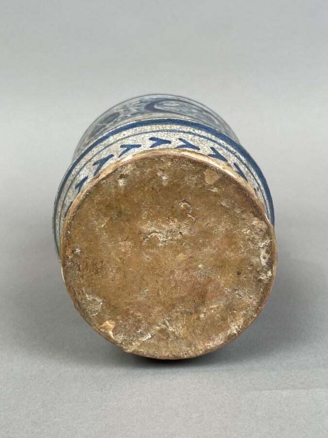 Attribué à FAENZA, Albarello décoré en camaïeu bleu de rinceaux feuillagés, méd…