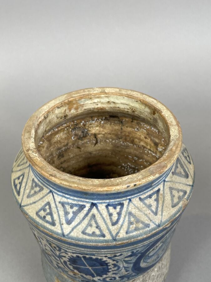 Attribué à FAENZA, Albarello décoré en camaïeu bleu de rinceaux feuillagés, méd…