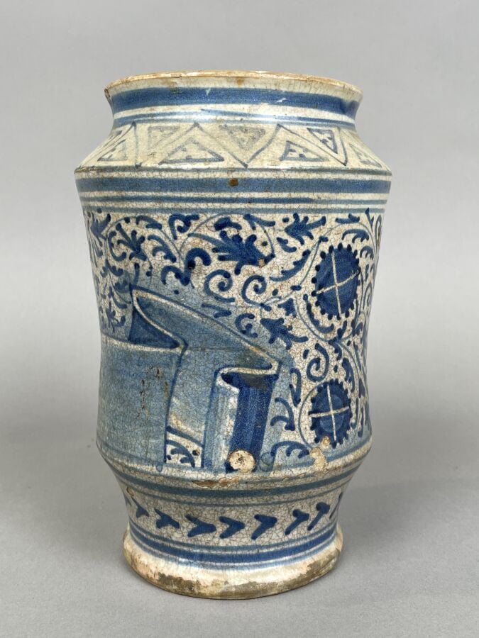 Attribué à FAENZA, Albarello décoré en camaïeu bleu de rinceaux feuillagés, méd…