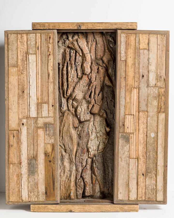 AUTEL, 1986 - Autel en bois composé de 2 portes coulissante, à l'intérieur : fo…